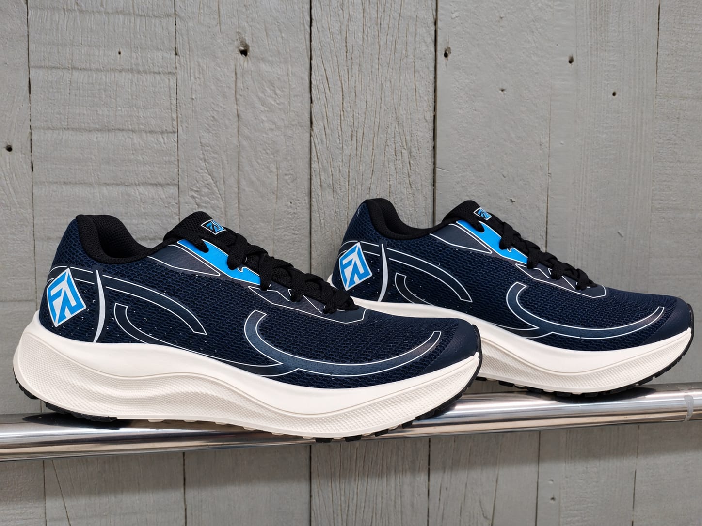 Tênis Esportivo Azul-Marinho com Detalhes em Azul – Conforto e Estilo
